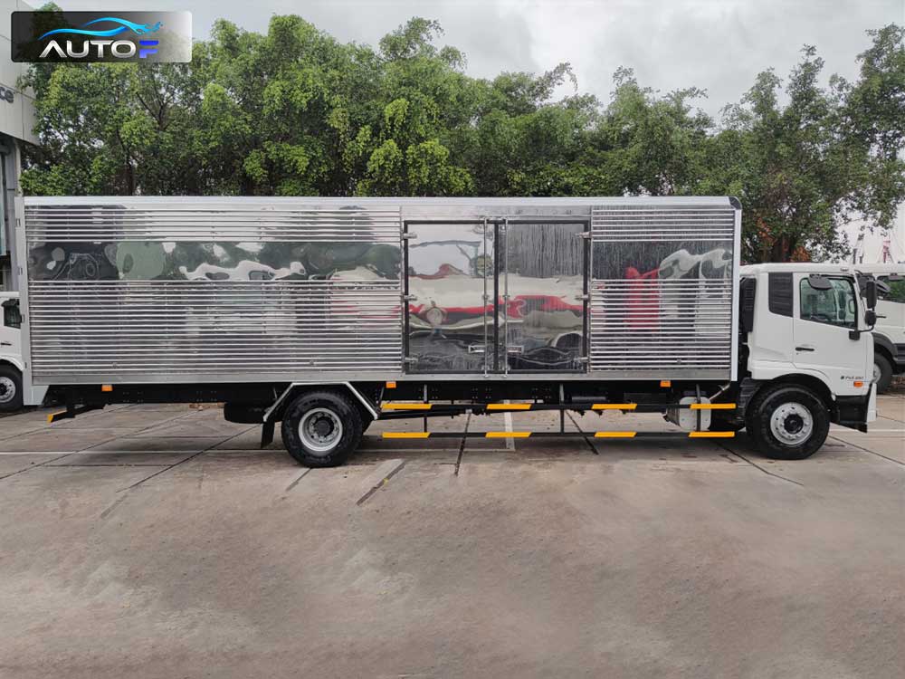 Xe tải UD CRONER PKE250 (8 tấn, dài 9.5m) thùng kín inox
